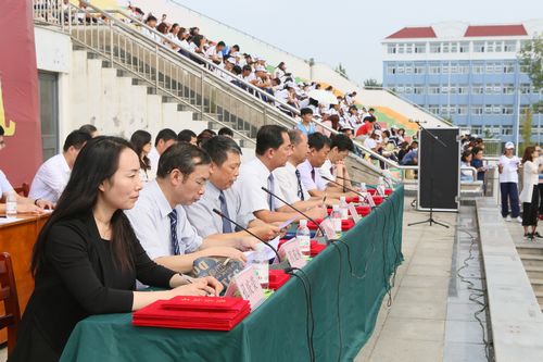 
我院举行2017级新生军训总结大会暨开学典礼
