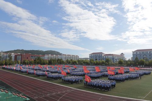 
我校举行2019级新生军训总结大会
